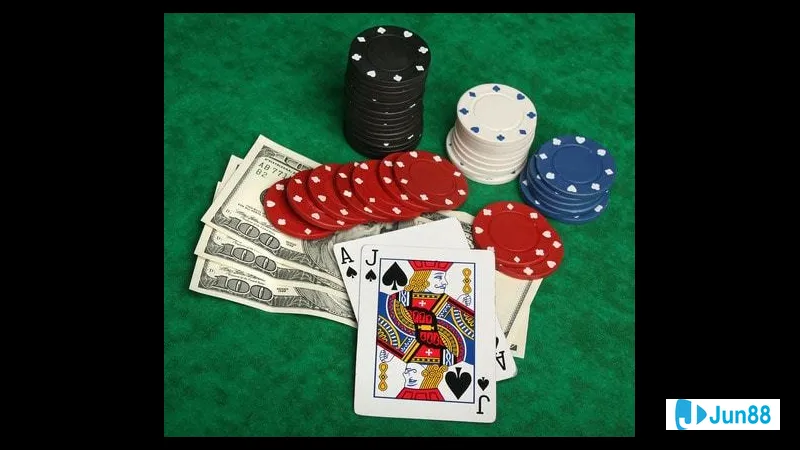 Người chơi xì dách giữ lá Át