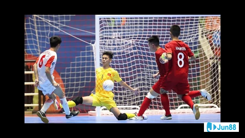 Thủ môn đang chờ đợi phản công trong